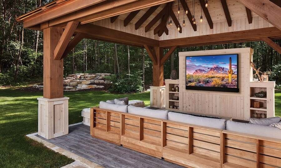 A luxury outdoor entertainment space with a Séura TV.